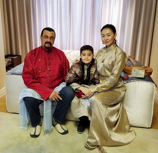 Стивен Сигал Монголд шинэлжээ